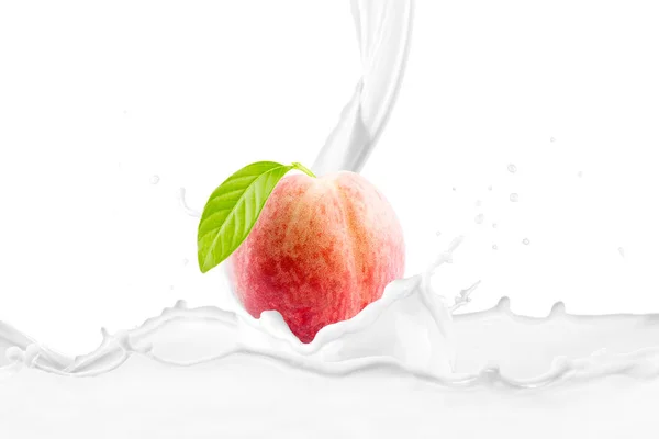 Melk Gieten Verse Perzik Fruit Met Spatten — Stockfoto