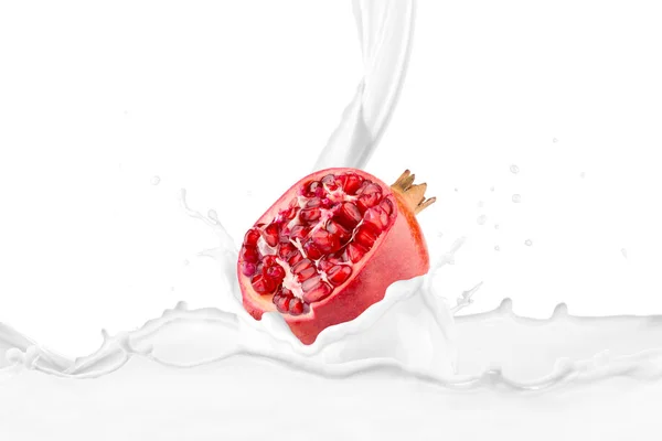 Milch Übergießt Frische Granatapfelfrüchte Mit Spritzern — Stockfoto