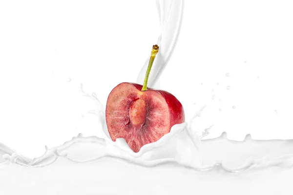 Melk Gieten Verse Gehalveerde Cherry Bij Spatten — Stockfoto