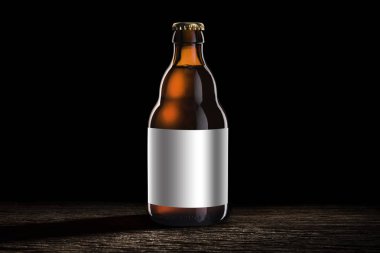 Bira şişesiyle boş etiket