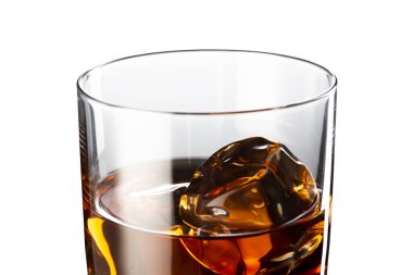 bir bardak viski beyaz zemin üzerine izole kapatmak 
