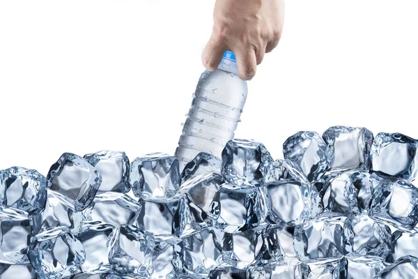 Koude Fles Water Getrokken Uit Ijsblokjes — Stockfoto