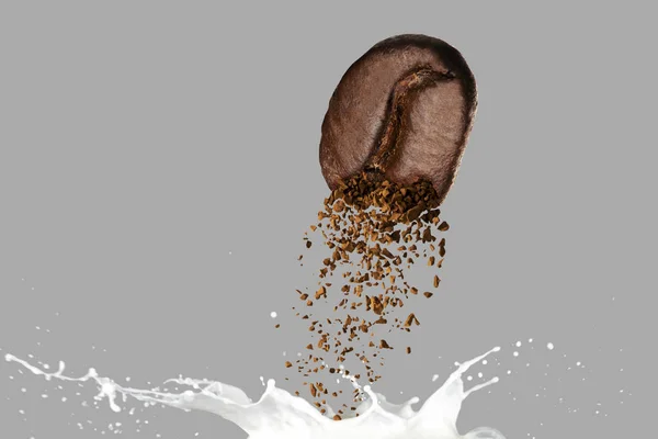 碎咖啡豆滴在牛奶飞溅上 — 图库照片