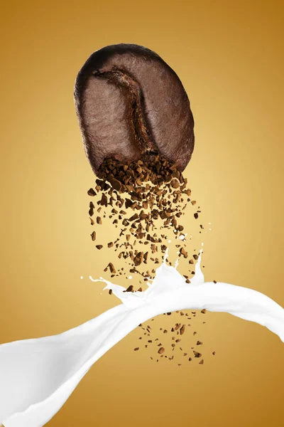 牛乳のスプラッシュの粉々 になったコーヒー豆ドロップ — ストック写真