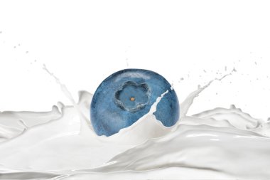 taze yaban mersini ve sıçramaları ile süt 