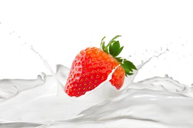 beyaz arka plan üzerinde sıçramaları ile taze çilek ve süt