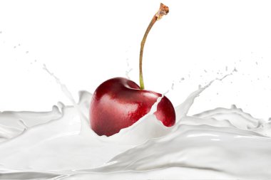 beyaz arka plan üzerinde sıçramaları ile taze kiraz ve süt