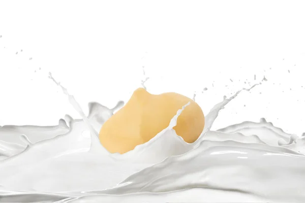 Frische Macadamia Nuss Und Milch Mit Spritzern Auf Weißem Hintergrund — Stockfoto
