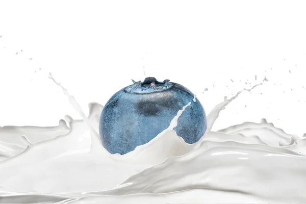 Frische Blaubeeren Und Milch Mit Spritzern — Stockfoto