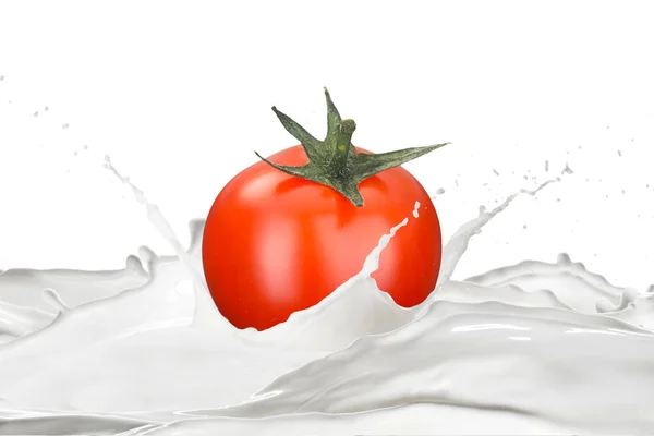 Färsk Tomat Och Mjölk Med Stänk Vit Bakgrund — Stockfoto