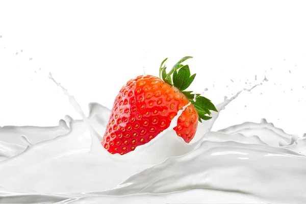 Fragola Fresca Latte Con Spruzzi Fondo Bianco — Foto Stock