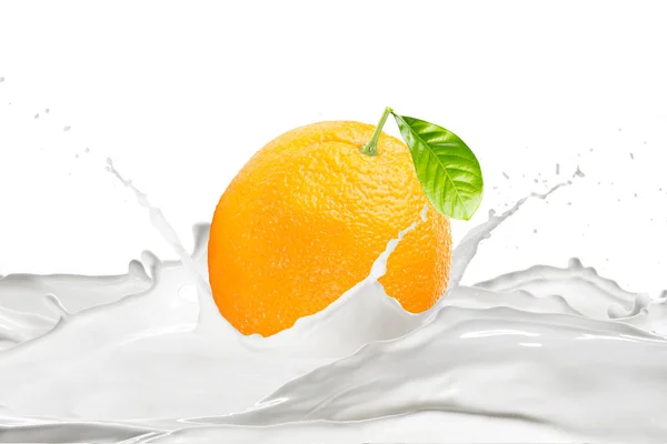 Naranja Fresca Leche Con Salpicaduras Sobre Fondo Blanco —  Fotos de Stock