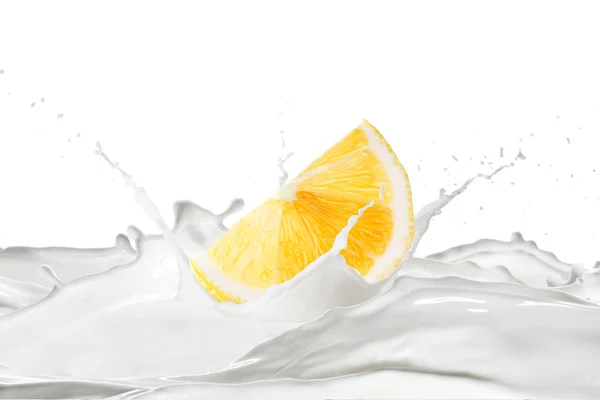 新鲜的柠檬和牛奶 白色背景上飞溅 免版税图库图片