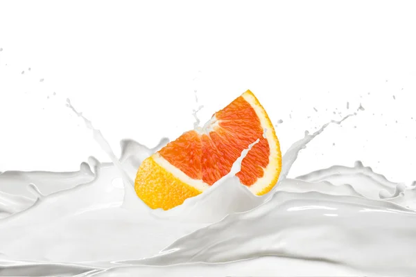 白い背景に飛沫と新鮮なオレンジとミルク ストック写真