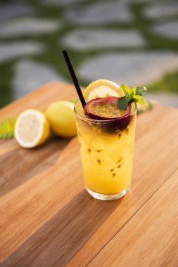 Bir bardak portakal suyu.