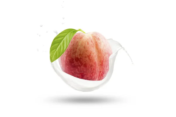白い背景に飛沫を持つ新鮮な桃とミルク — ストック写真