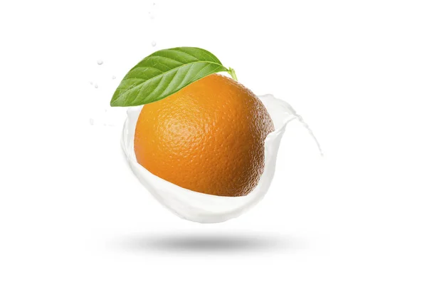 白い背景に飛沫と新鮮なオレンジとミルク — ストック写真