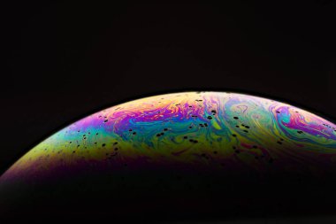 Karanlık arka planda gökkuşağı şekli, uzaydaki gezegen.