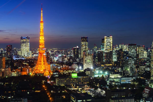 Urbana landskapet i Tokyo tornet på kvällen Royaltyfria Stockbilder
