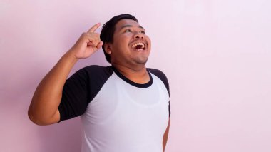 Şişman adamlar bir şeyler düşünür ve fikir sahibi olurlar.