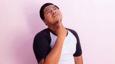 Şişman adamlar bir şeyler düşünür ve fikir sahibi olurlar.