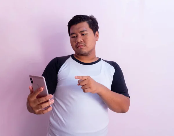 Fat Man Vezi Handphone Expresie Excitezată — Fotografie, imagine de stoc