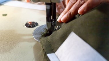 Modern dikiş makinesi beyaz bir masada.