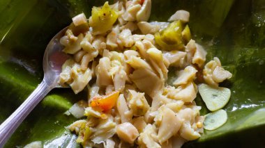 Muz yapraklarına sarılmış işlenmiş mantar.