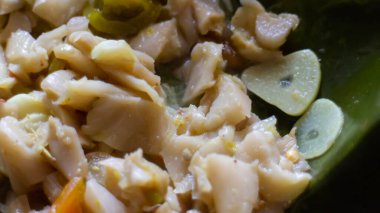 Muz yapraklarına sarılmış işlenmiş mantar.