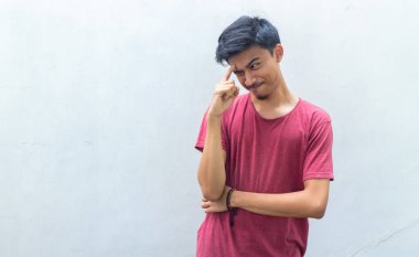 Bir şey düşünen ve fikir sahibi olan erkekler.