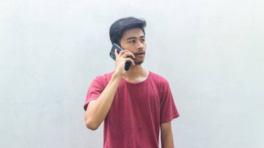 BİR ADAM ARKADAŞI ÇALIYOR