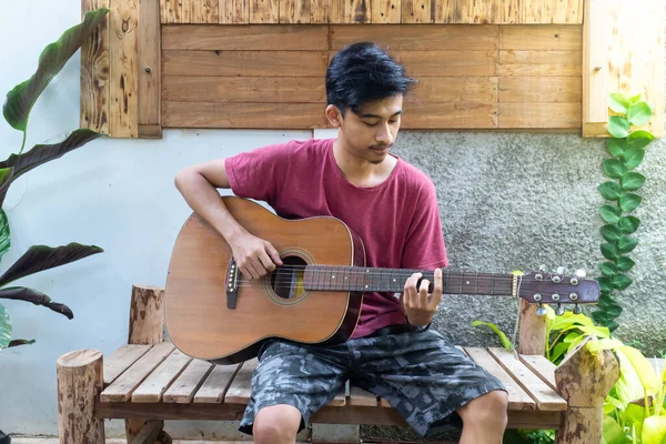 Een Man Die Gitaar Speelt Het Park — Stockfoto