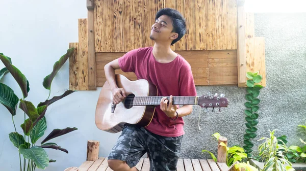 Uomo Che Suona Chitarra Nel Parco — Foto Stock