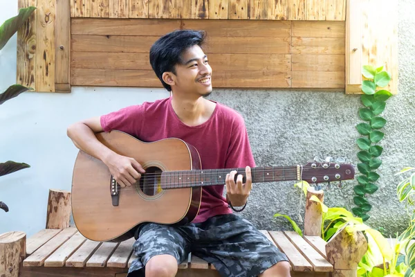 Een Man Die Gitaar Speelt Het Park — Stockfoto