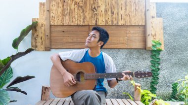 Parkta gitar çalan bir adam.