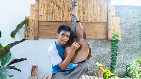 Een Man Die Gitaar Speelt Het Park — Stockfoto