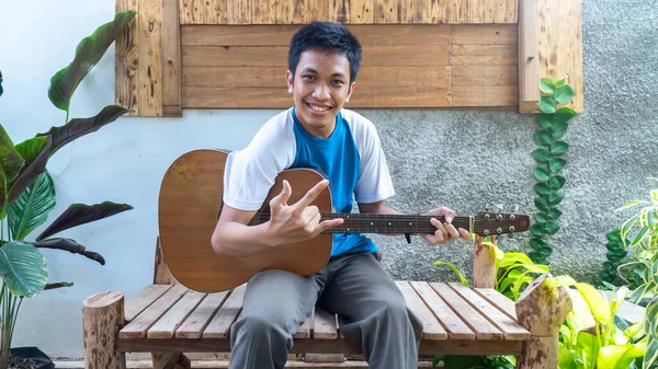 Een Man Die Gitaar Speelt Het Park — Stockfoto