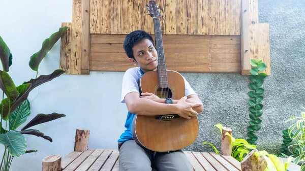 Een Man Die Gitaar Speelt Het Park — Stockfoto