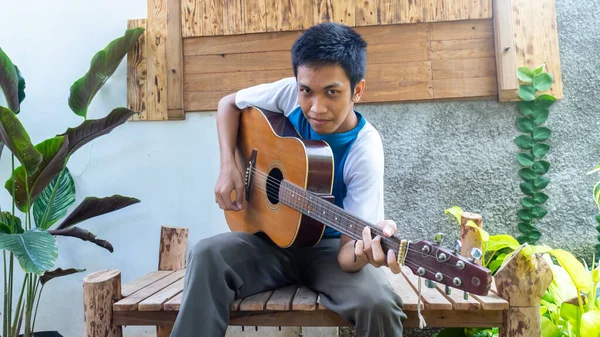 Een Man Die Gitaar Speelt Het Park — Stockfoto