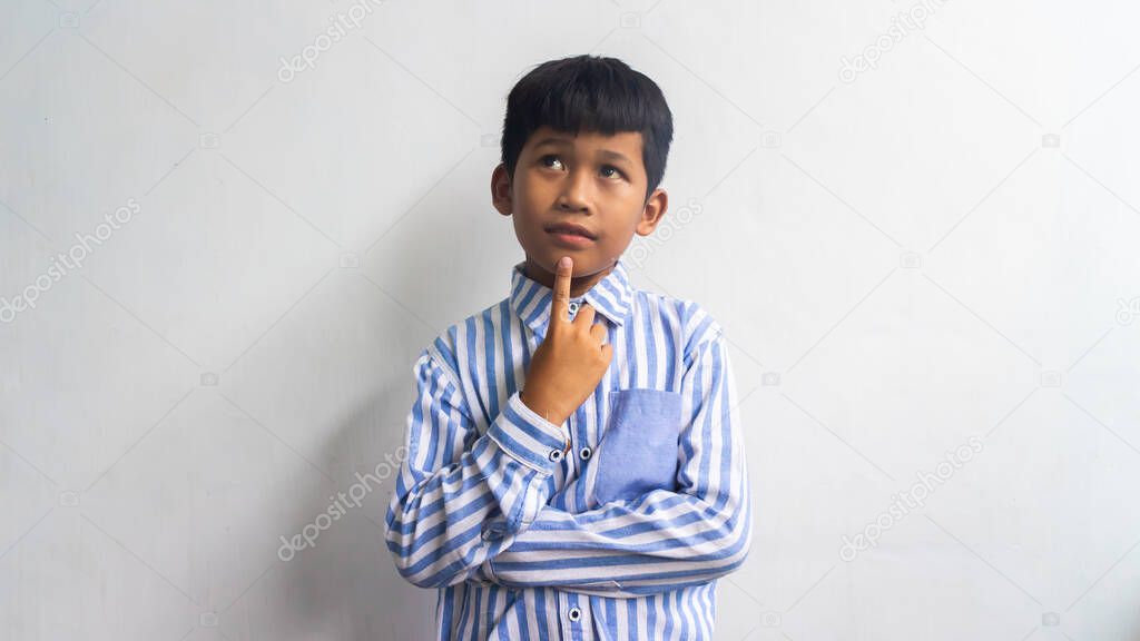 A KID WHO ARE THINKING OF SOMETHING AND GET IDEAS