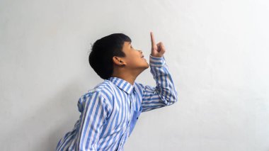 Bir çocuk bir şeyi işaret ediyor.