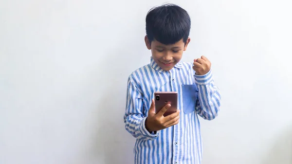Uma Criança Expressão Ver Mão Telefone — Fotografia de Stock