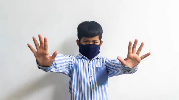 Ένα Παιδί Φοράει Μάσκα Και Σταματήσει Σημάδι — Φωτογραφία Αρχείου