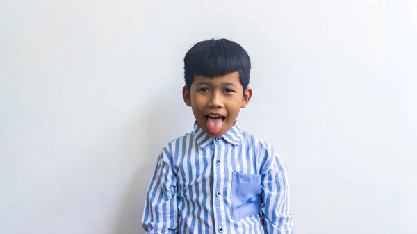 Niño Burlándose Expresión Sacando Lengua —  Fotos de Stock