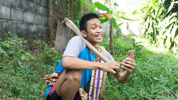 Aziatische Man Blij Terwijl Kijken Naar Zijn Mobiele Telefoon — Stockfoto