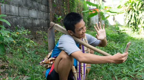 Aziatische Man Tuinieren Momenteel Een Video Gesprek Met Familie — Stockfoto