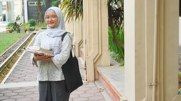 Aziatisch Hijab Meisje Die Studeert Aan Universiteit — Stockfoto