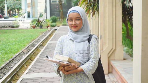 Asiatisches Hidschab Mädchen Das Der Universität Studiert — Stockfoto
