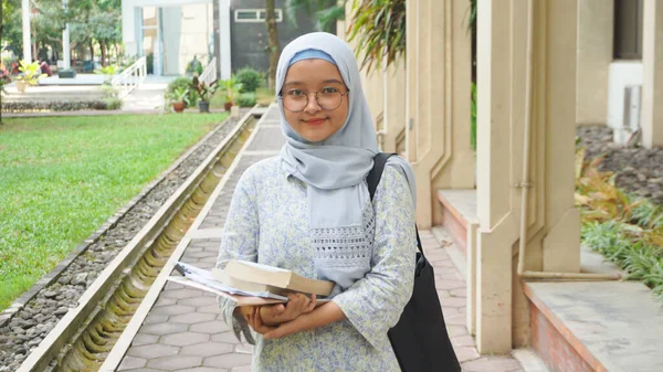 Asiático Hijab Menina Que Está Estudando Universidade — Fotografia de Stock