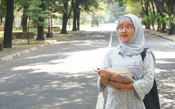 Aziatisch Hijab Meisje Die Studeert Aan Universiteit — Stockfoto